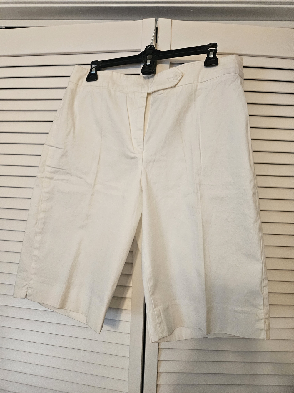 Jones New York Cream Stretch Shorts